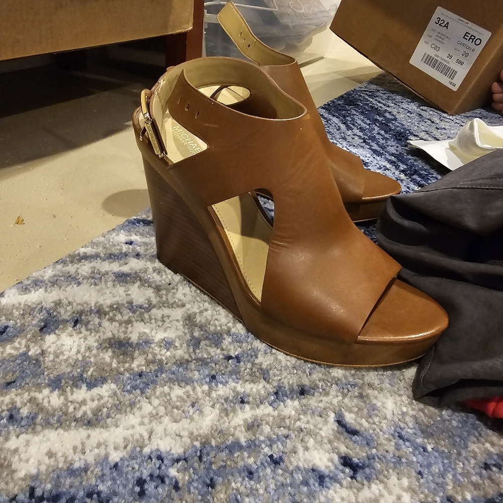 Michael kors wedge heel - Picture 2 of 3